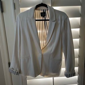 White blazer lined with black and white